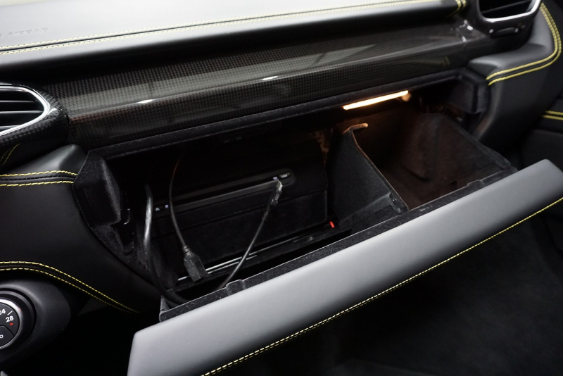 フェラーリ 458スパイダー 2015年最終年式正規ディーラー車 LEDカーボンステア ドライバーズゾーンカーボン  中古車