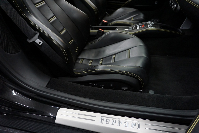 フェラーリ 458スパイダー 2015年最終年式正規ディーラー車 LEDカーボンステア ドライバーズゾーンカーボン  中古車