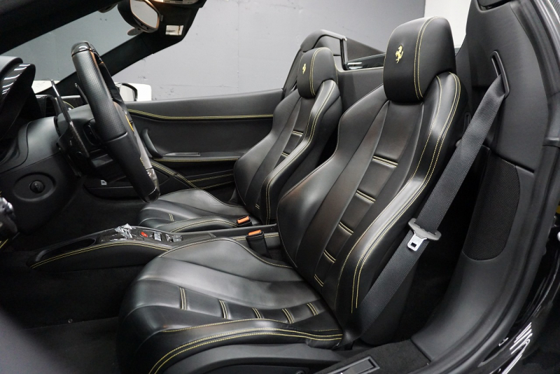 フェラーリ 458スパイダー 2015年最終年式正規ディーラー車 LEDカーボンステア ドライバーズゾーンカーボン  中古車