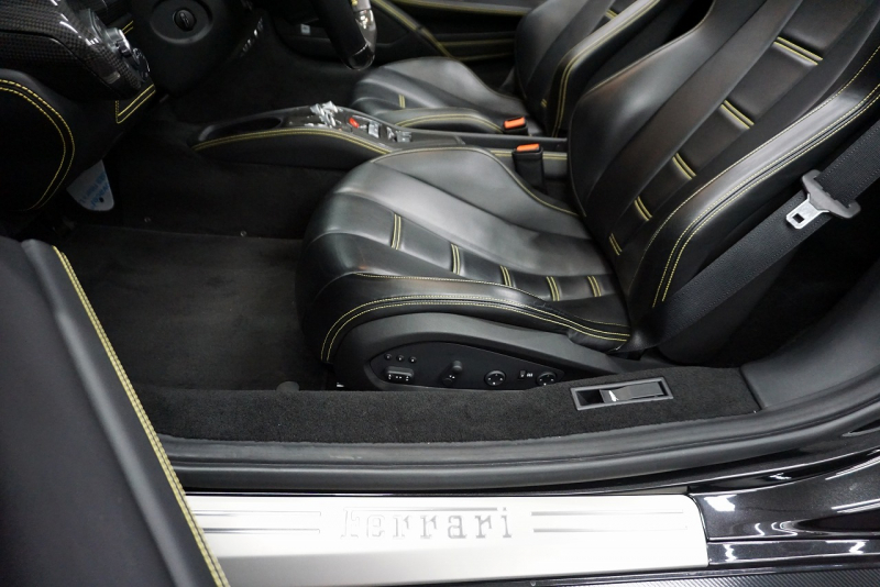 フェラーリ 458スパイダー 2015年最終年式正規ディーラー車 LEDカーボンステア ドライバーズゾーンカーボン  中古車