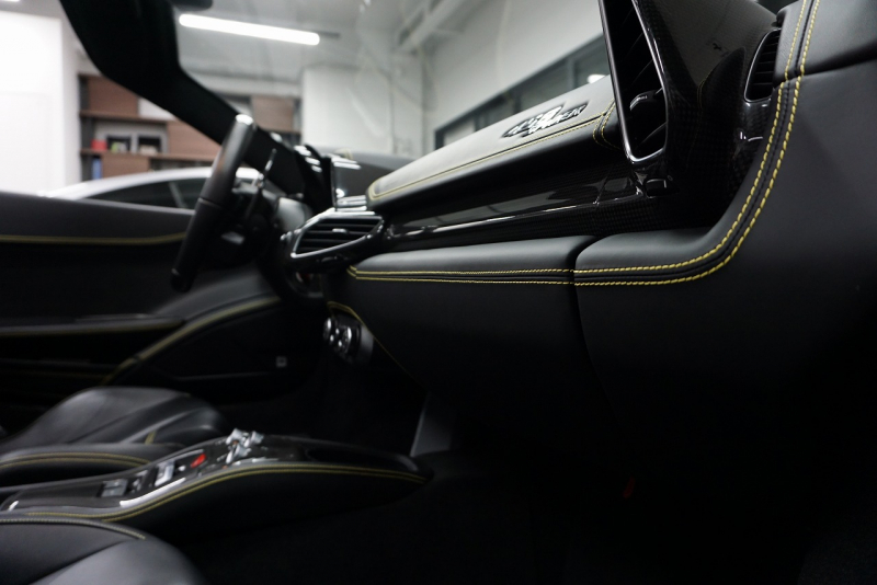 フェラーリ 458スパイダー 2015年最終年式正規ディーラー車 LEDカーボンステア ドライバーズゾーンカーボン  中古車