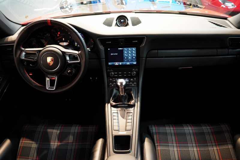 ポルシェ 911(Type991.2) Carrera T 日本未導入モデル7MT ショートシフト スポーツエグゾースト Bカメラ カーボンバケットチェック柄 ガーズレッド  中古車