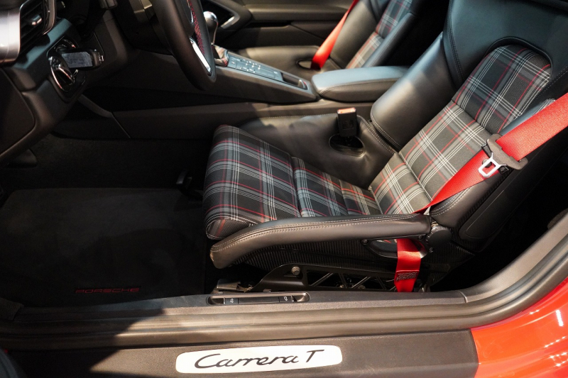 ポルシェ 911(Type991.2) Carrera T 日本未導入モデル7MT ショートシフト スポーツエグゾースト Bカメラ カーボンバケットチェック柄 ガーズレッド  中古車
