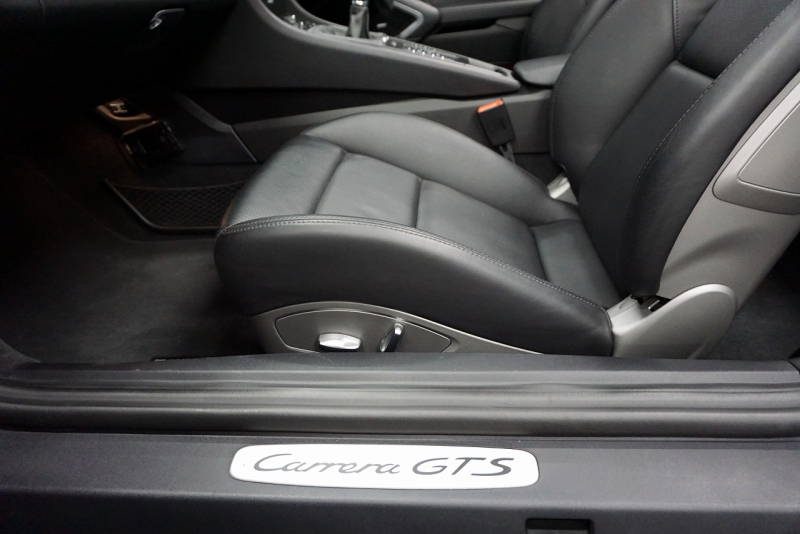 ポルシェ 911(Type991.1) GTS Cabriolet  7MT  オールレザーインテリア 日本仕様変更済 中古車 中古車