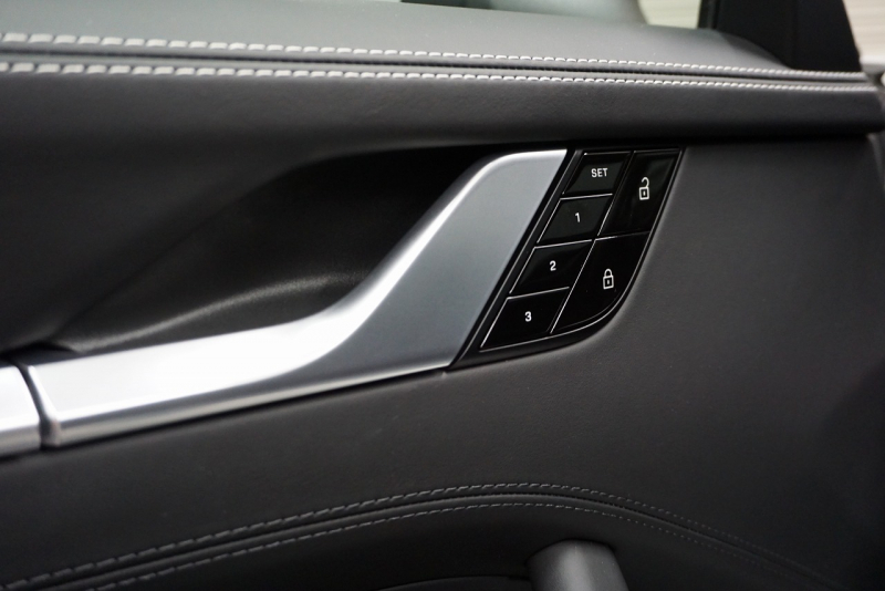 ポルシェ 911(Type992) Carrera  S 正規D車左H PCCB SR スポーツクロノ  スポーツエグゾースト OP6,100,000 OVER  中古車