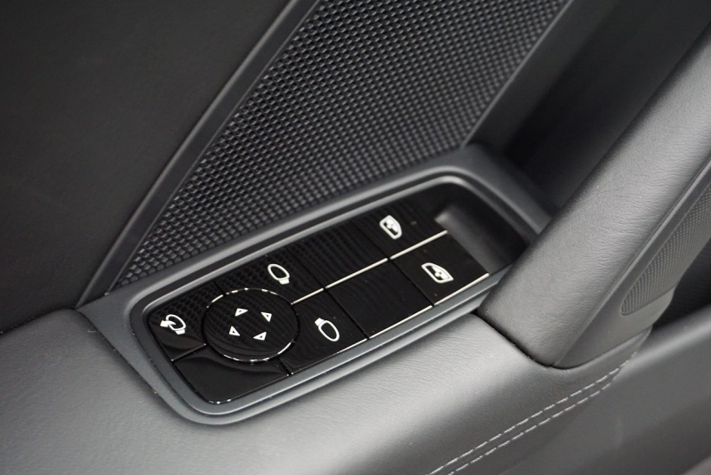 ポルシェ 911(Type992) Carrera  S 正規D車左H PCCB SR スポーツクロノ  スポーツエグゾースト OP6,100,000 OVER  中古車