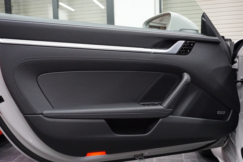 ポルシェ 911(Type992) Carrera  S 正規D車左H PCCB SR スポーツクロノ  スポーツエグゾースト OP6,100,000 OVER  中古車