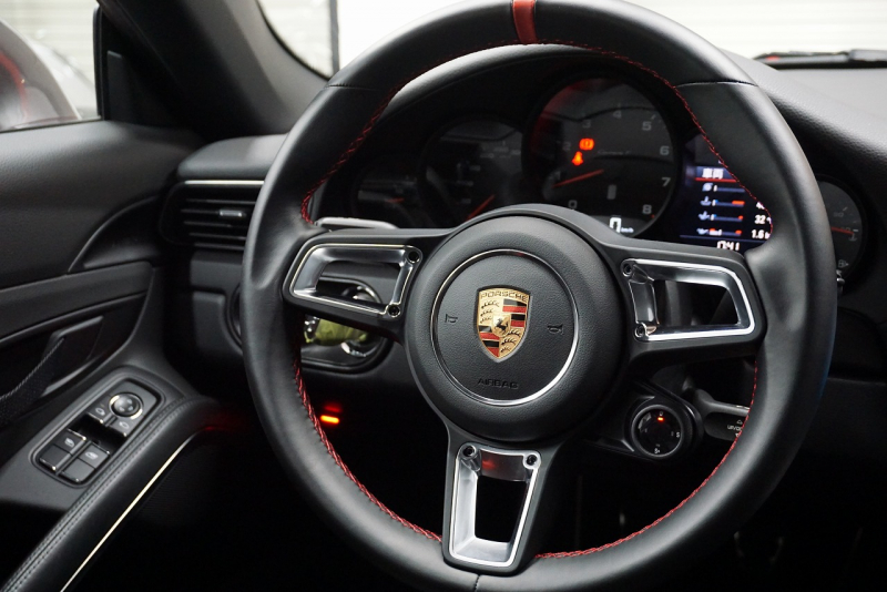 ポルシェ 911(Type991.2) Carrera T 日本未導入モデル7MT ショートシフト スポーツエグゾースト カーボンバケットチェック柄 ガーズレッド  中古車