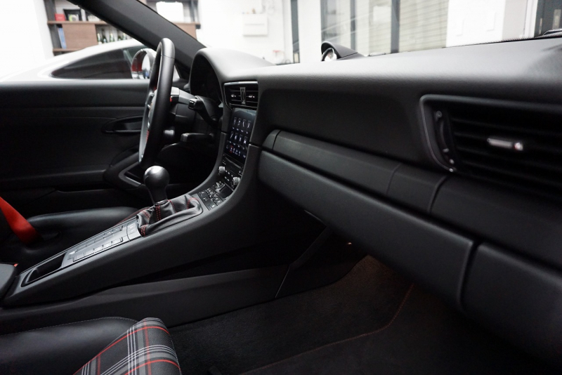 ポルシェ 911(Type991.2) Carrera T 日本未導入モデル7MT ショートシフト スポーツエグゾースト カーボンバケットチェック柄 ガーズレッド  中古車