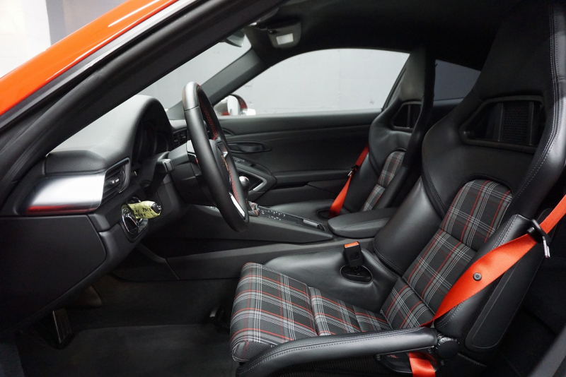 ポルシェ 911(Type991.2) Carrera T 日本未導入モデル7MT ショートシフト スポーツエグゾースト カーボンバケットチェック柄 ガーズレッド  中古車