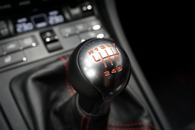 ポルシェ 911(Type991.2) Carrera T 日本未導入モデル7MT ショートシフト スポーツエグゾースト カーボンバケットチェック柄 ガーズレッド  中古車