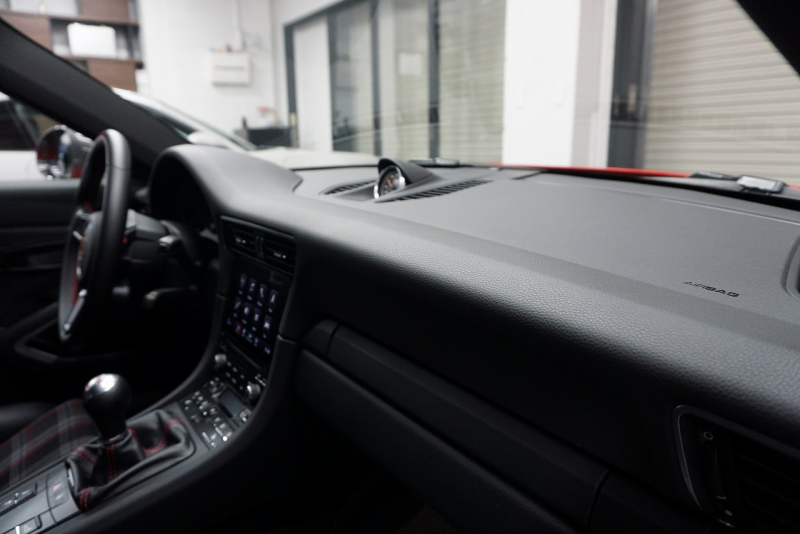 ポルシェ 911(Type991.2) Carrera T 日本未導入モデル7MT ショートシフト スポーツエグゾースト カーボンバケットチェック柄 ガーズレッド  中古車