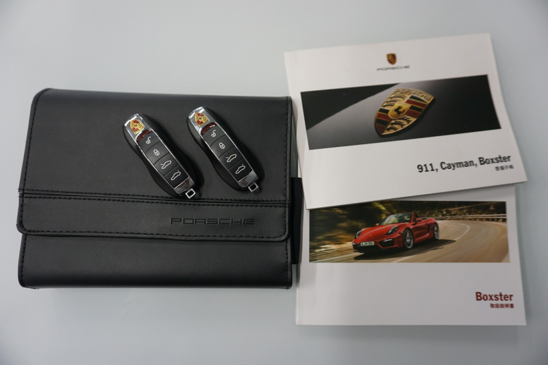 ポルシェ ボクスター Boster（Type981） Spyder  スパイダークラシックインテリア  カーボンフルバケットシート 中古車 中古車