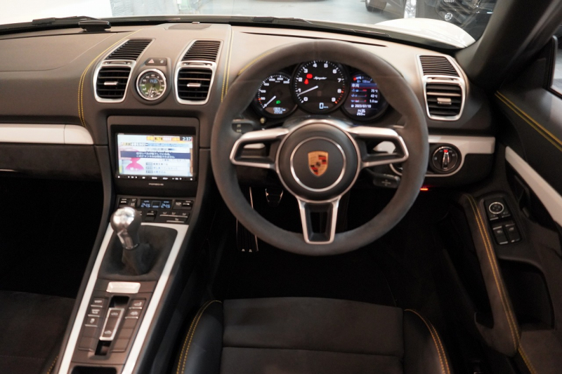 ポルシェ ボクスター Spyder PCCB アダプティブスポーツシート  オールレザー×イエローステッチ キャララホワイトメタリック  中古車