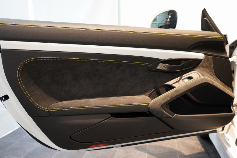 ポルシェ ボクスター Spyder PCCB アダプティブスポーツシート  オールレザー×イエローステッチ キャララホワイトメタリック  中古車