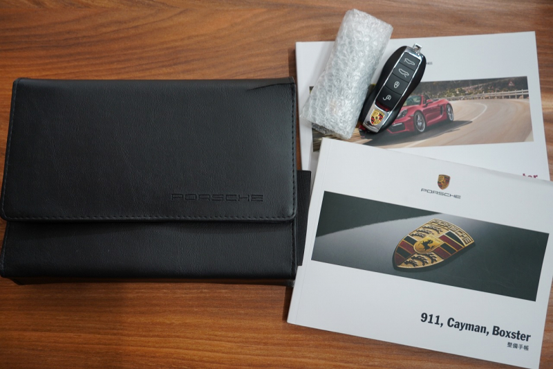 ポルシェ ボクスター Spyder PCCB アダプティブスポーツシート  オールレザー×イエローステッチ キャララホワイトメタリック  中古車