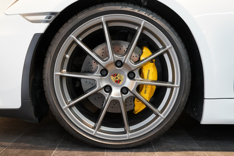 ポルシェ ボクスター Spyder PCCB アダプティブスポーツシート  オールレザー×イエローステッチ キャララホワイトメタリック  中古車