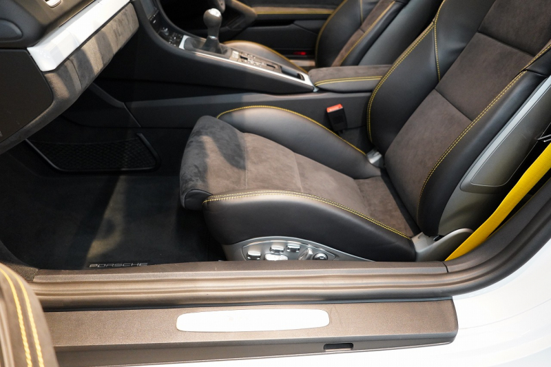 ポルシェ ボクスター Spyder PCCB アダプティブスポーツシート  オールレザー×イエローステッチ キャララホワイトメタリック  中古車