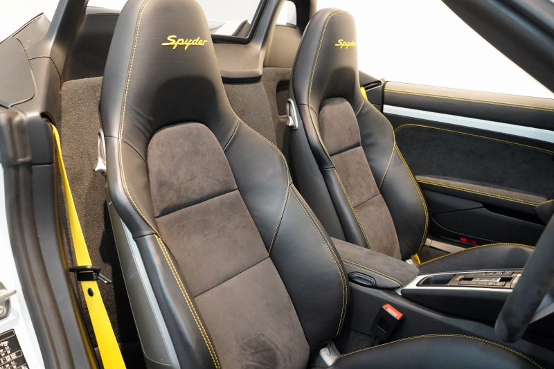 ポルシェ ボクスター Spyder PCCB アダプティブスポーツシート  オールレザー×イエローステッチ キャララホワイトメタリック  中古車