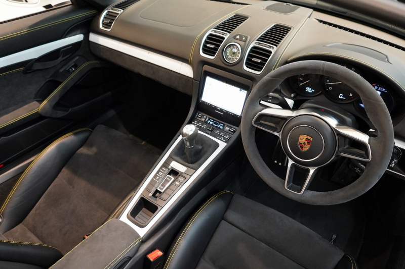 ポルシェ ボクスター Spyder PCCB アダプティブスポーツシート  オールレザー×イエローステッチ キャララホワイトメタリック  中古車