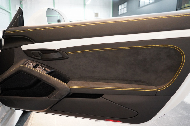 ポルシェ ボクスター Spyder PCCB アダプティブスポーツシート  オールレザー×イエローステッチ キャララホワイトメタリック  中古車