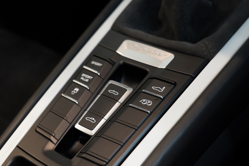 ポルシェ ボクスター Spyder PCCB アダプティブスポーツシート  オールレザー×イエローステッチ キャララホワイトメタリック  中古車