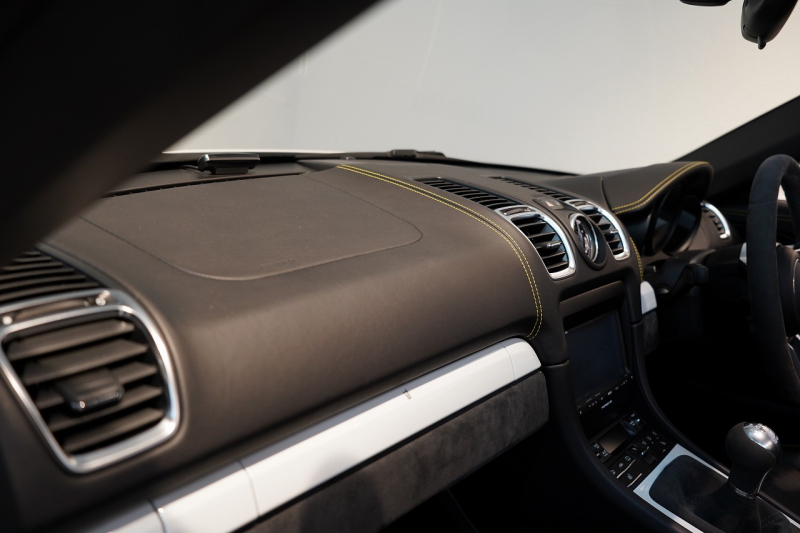 ポルシェ ボクスター Spyder PCCB アダプティブスポーツシート  オールレザー×イエローステッチ キャララホワイトメタリック  中古車