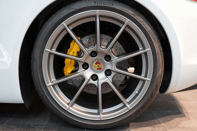 ポルシェ ボクスター Spyder PCCB アダプティブスポーツシート  オールレザー×イエローステッチ キャララホワイトメタリック  中古車