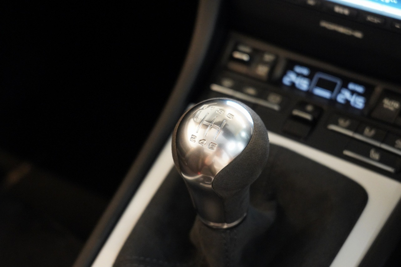 ポルシェ ボクスター Spyder PCCB アダプティブスポーツシート  オールレザー×イエローステッチ キャララホワイトメタリック  中古車