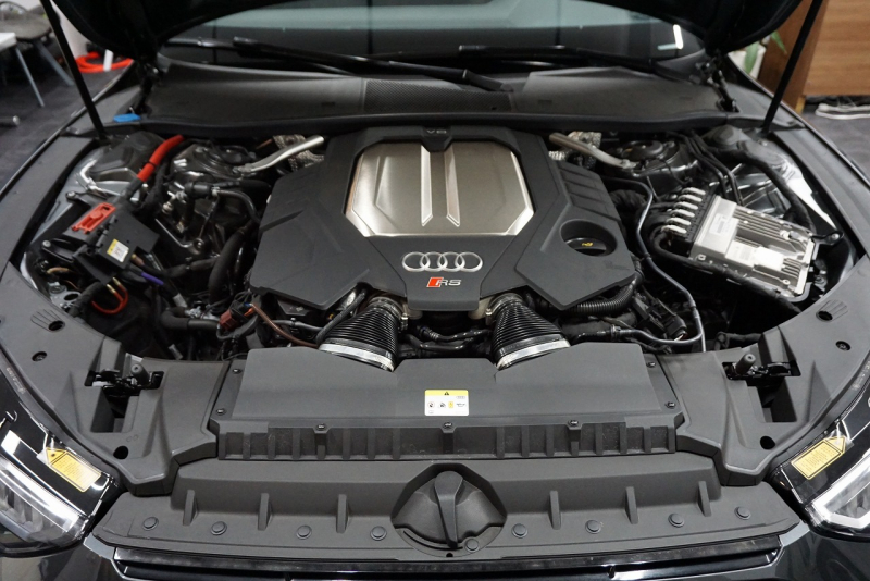 アウディ RS7 パノラマサンルーフ カーボンブレーキ カーボン＆グロスブラックスタイリングパッケージ  OP22インチホイール  中古車