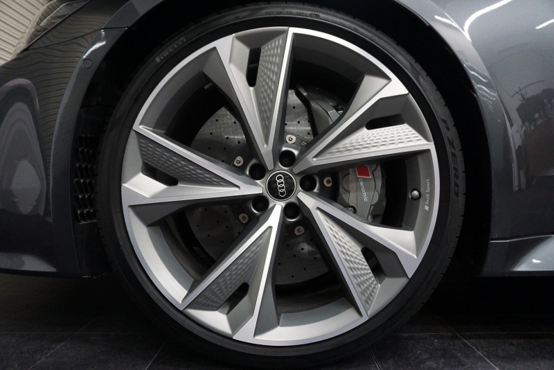 アウディ RS7 パノラマサンルーフ カーボンブレーキ カーボン＆グロスブラックスタイリングパッケージ  OP22インチホイール  中古車