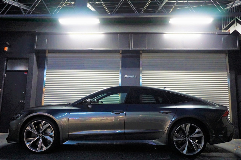 アウディ RS7 パノラマサンルーフ カーボンブレーキ カーボン＆グロスブラックスタイリングパッケージ  OP22インチホイール  中古車