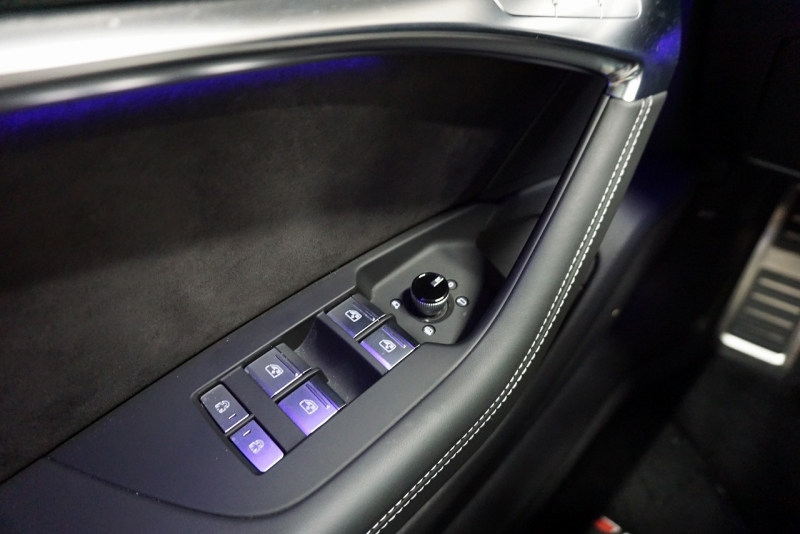 アウディ RS7 パノラマサンルーフ カーボンブレーキ カーボン＆グロスブラックスタイリングパッケージ  OP22インチホイール  中古車