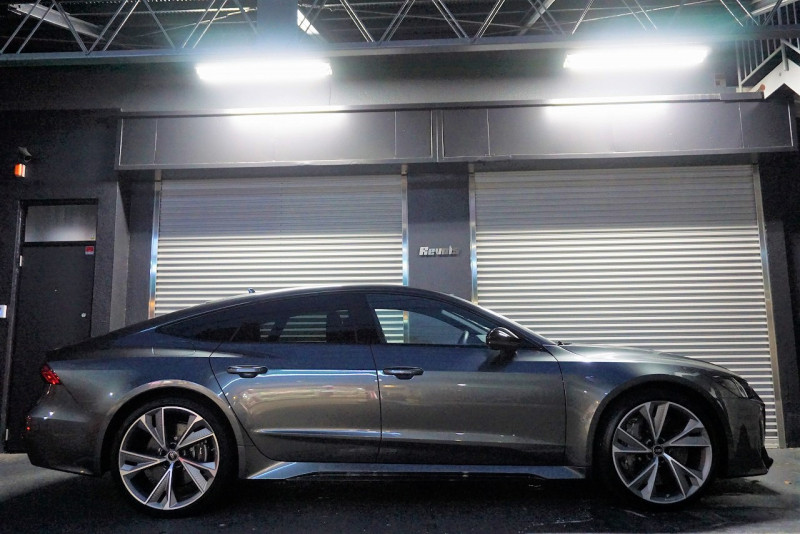 アウディ RS7 パノラマサンルーフ カーボンブレーキ カーボン＆グロスブラックスタイリングパッケージ  OP22インチホイール  中古車