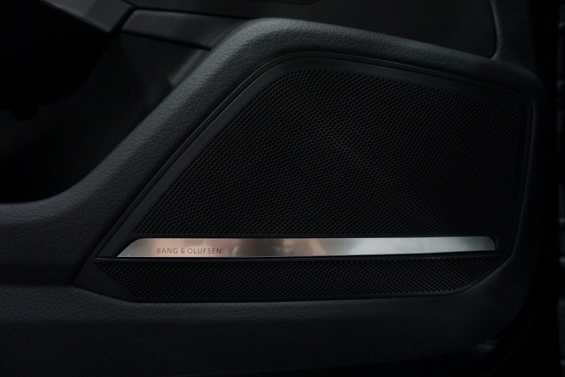 アウディ RS7 パノラマサンルーフ カーボンブレーキ カーボン＆グロスブラックスタイリングパッケージ  OP22インチホイール  中古車