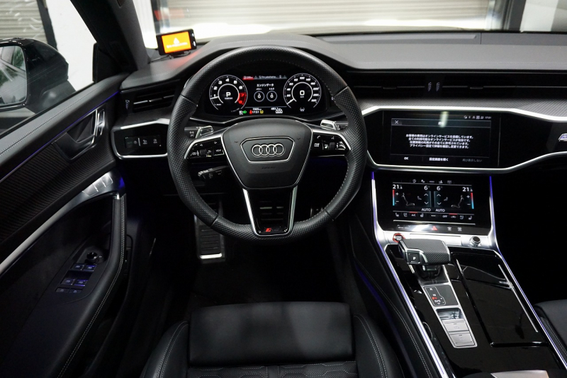 アウディ RS7 パノラマサンルーフ カーボンブレーキ カーボン＆グロスブラックスタイリングパッケージ  OP22インチホイール  中古車