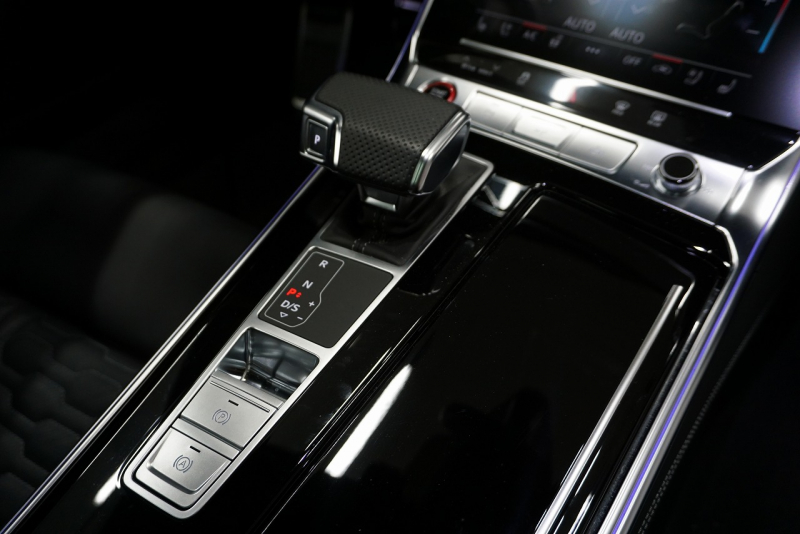 アウディ RS7 パノラマサンルーフ カーボンブレーキ カーボン＆グロスブラックスタイリングパッケージ  OP22インチホイール  中古車