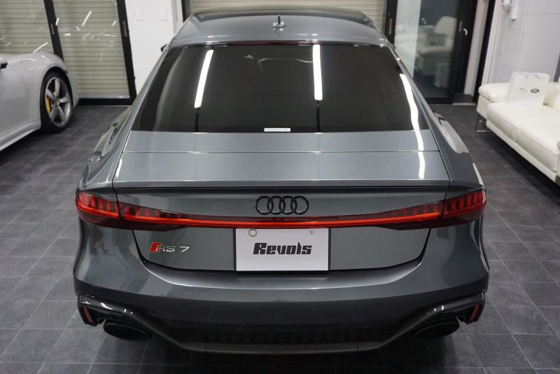 アウディ RS7 パノラマサンルーフ カーボンブレーキ カーボン＆グロスブラックスタイリングパッケージ  OP22インチホイール  中古車