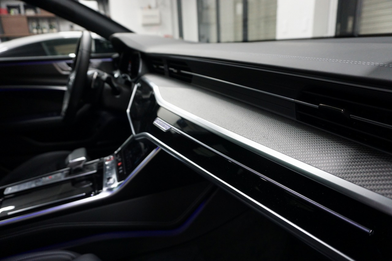 アウディ RS7 パノラマサンルーフ カーボンブレーキ カーボン＆グロスブラックスタイリングパッケージ  OP22インチホイール  中古車