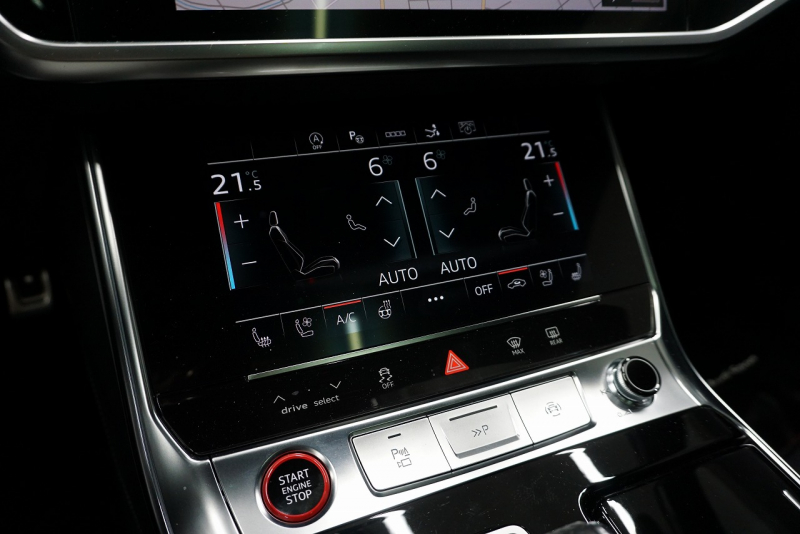 アウディ RS7 パノラマサンルーフ カーボンブレーキ カーボン＆グロスブラックスタイリングパッケージ  OP22インチホイール  中古車