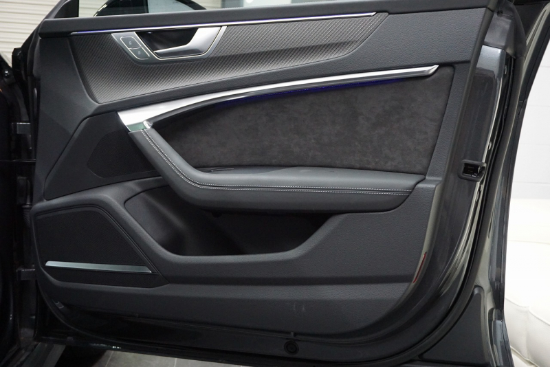 アウディ RS7 パノラマサンルーフ カーボンブレーキ カーボン＆グロスブラックスタイリングパッケージ  OP22インチホイール  中古車