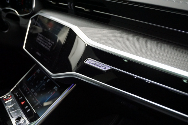 アウディ RS7 パノラマサンルーフ カーボンブレーキ カーボン＆グロスブラックスタイリングパッケージ  OP22インチホイール  中古車