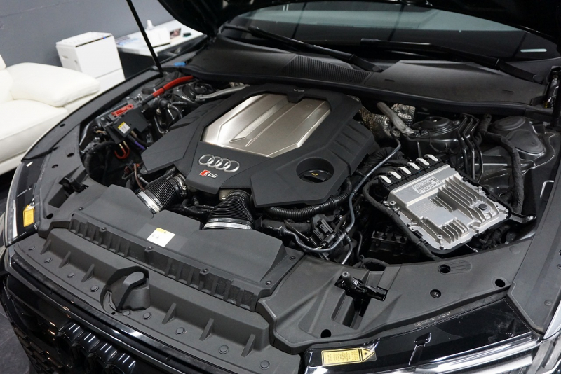 アウディ RS7 パノラマサンルーフ カーボンブレーキ カーボン＆グロスブラックスタイリングパッケージ  OP22インチホイール  中古車