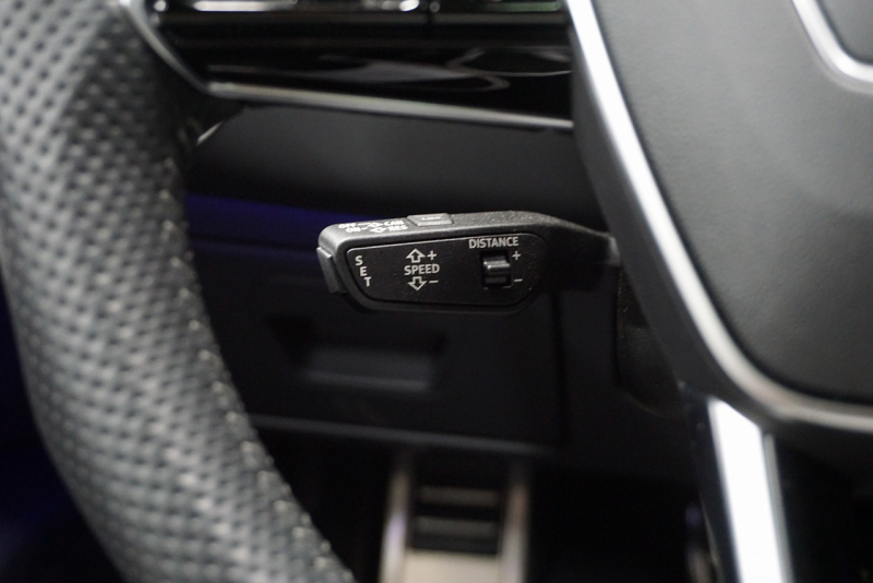 アウディ RS7 パノラマサンルーフ カーボンブレーキ カーボン＆グロスブラックスタイリングパッケージ  OP22インチホイール  中古車