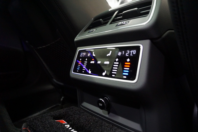 アウディ RS7 パノラマサンルーフ カーボンブレーキ カーボン＆グロスブラックスタイリングパッケージ  OP22インチホイール  中古車