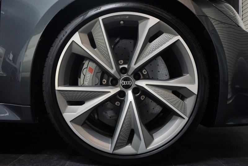 アウディ RS7 パノラマサンルーフ カーボンブレーキ カーボン＆グロスブラックスタイリングパッケージ  OP22インチホイール  中古車