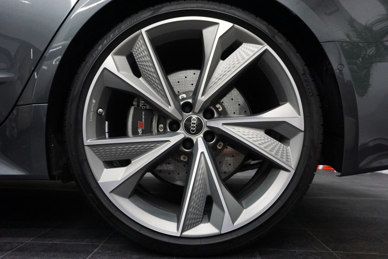 アウディ RS7 パノラマサンルーフ カーボンブレーキ カーボン＆グロスブラックスタイリングパッケージ  OP22インチホイール  中古車