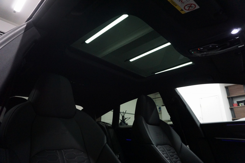 アウディ RS7 パノラマサンルーフ カーボンブレーキ カーボン＆グロスブラックスタイリングパッケージ  OP22インチホイール  中古車