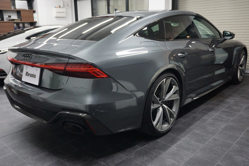 アウディ RS7 パノラマサンルーフ カーボンブレーキ カーボン＆グロスブラックスタイリングパッケージ  OP22インチホイール  中古車