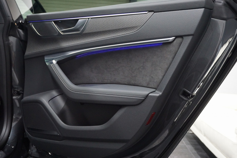 アウディ RS7 パノラマサンルーフ カーボンブレーキ カーボン＆グロスブラックスタイリングパッケージ  OP22インチホイール  中古車